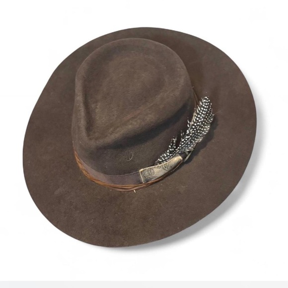 Elegant Brown Fedora Hat with Feather Accent - Picture 2 of 8